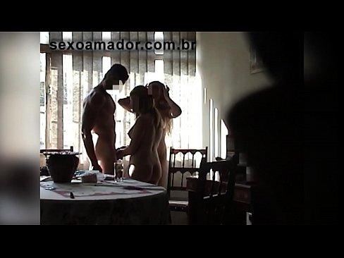 ❤️ Miqtë e seksit ftojnë një burrë gjigant dhe një treshe me të ❤ Video anale në pornografi sq.serviporno.ru